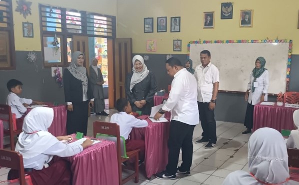 Sekda Kota Ternate Pantau Ujian SD, Pastikan Ujian Berlangsung Lancar dan Tertib